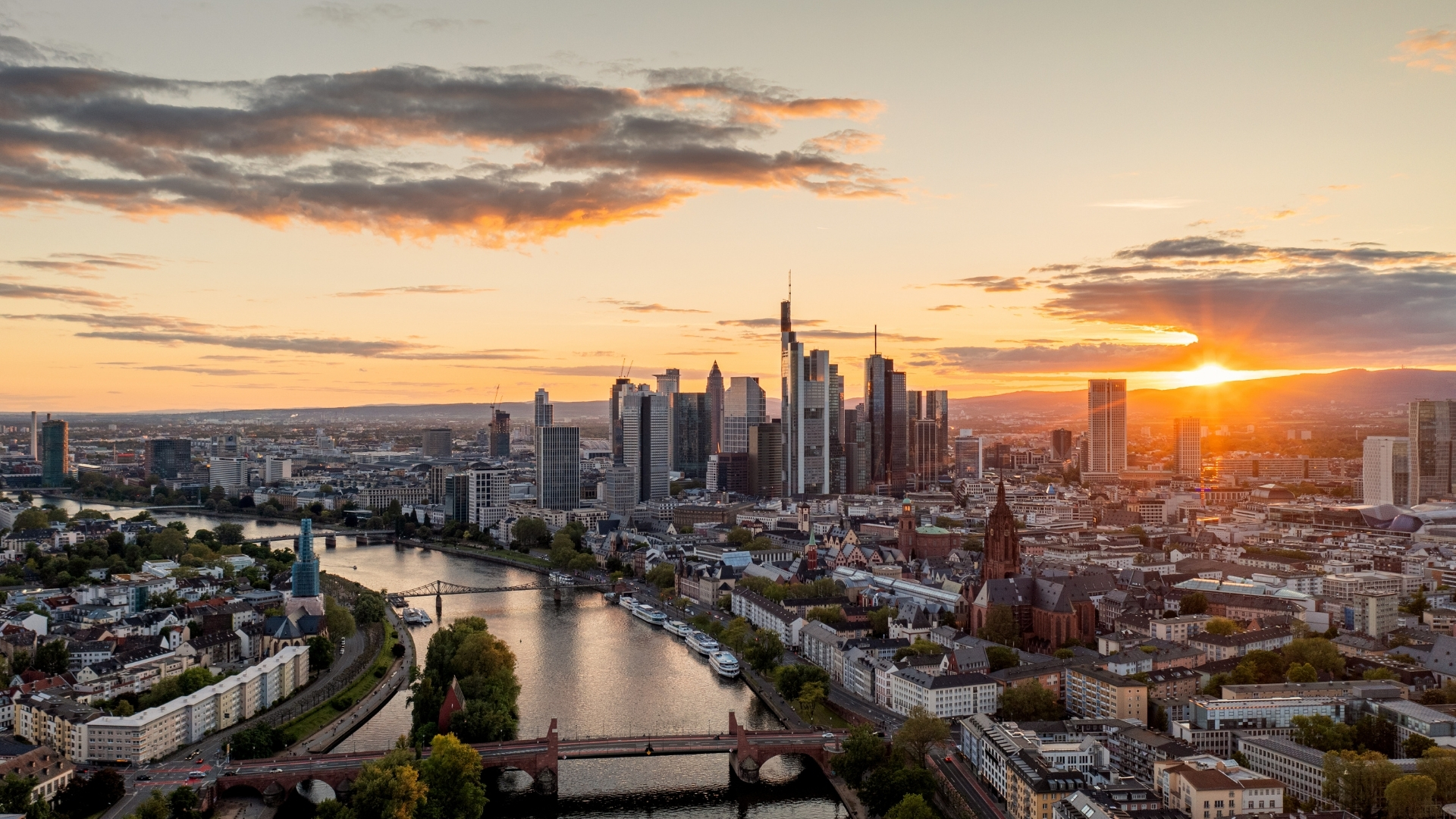 Blick auf die Skyline von Frankfurt am Main bei Sonnenuntergang
